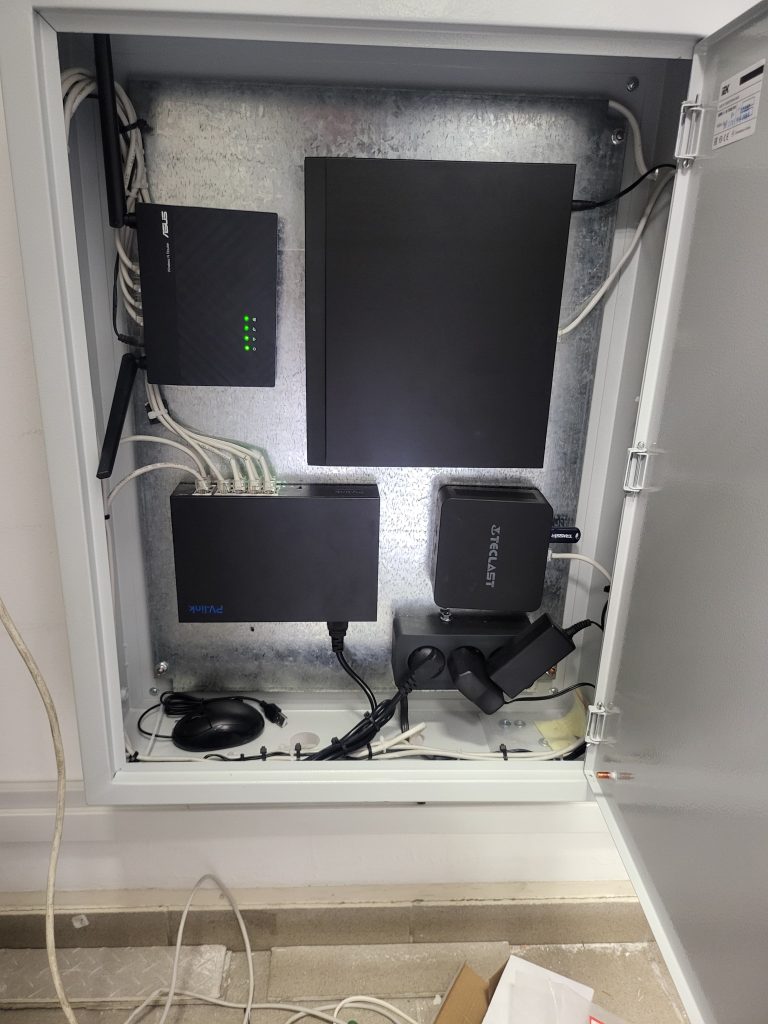 Шкаф с системой видеонаблюдения и СКУД.