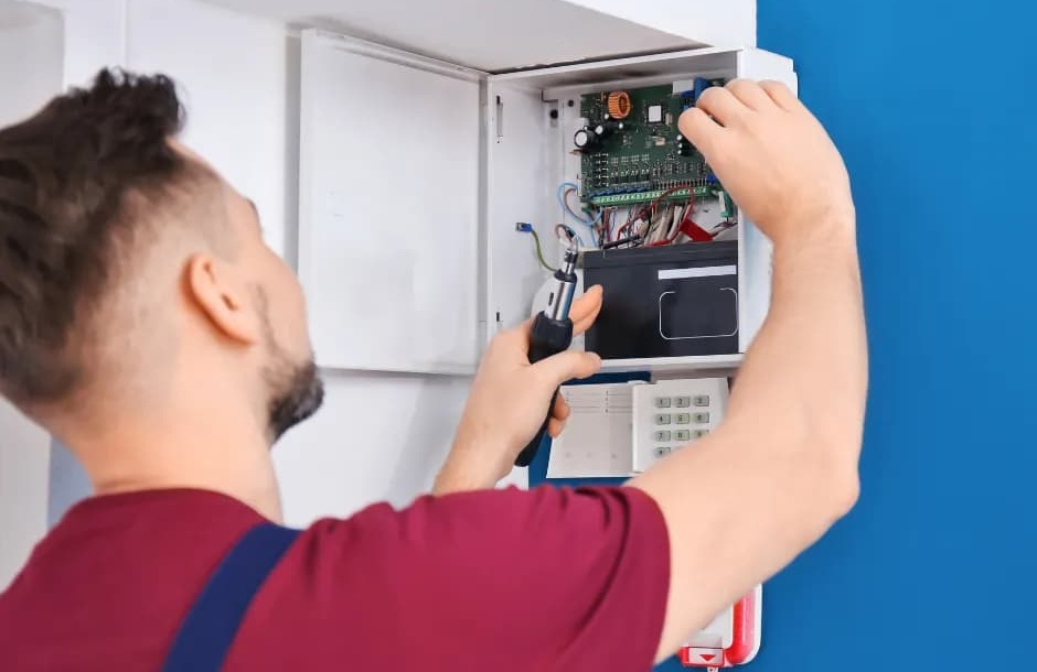 Монтажник устанавливает СКУД