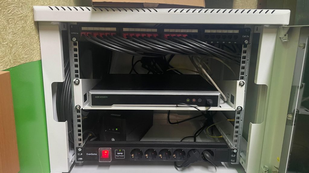 Видеорегистратор установлен в 19 дюймовый шкаф