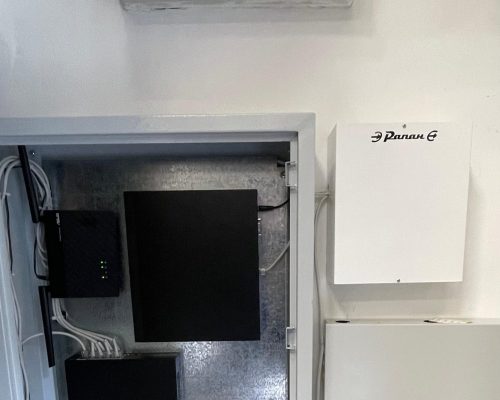 Установленная система СКУД совместно с видеонаблюдением