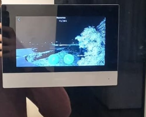 Монитор домофона установлен на зеркало