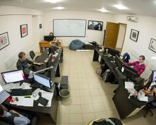 Камера в офисе расположена на потолке