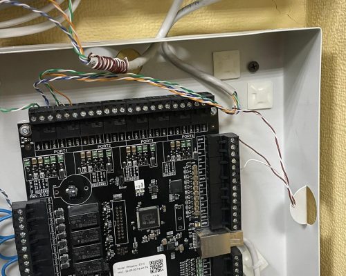 Процесс монтажа контроллера СКУД SigUR E510