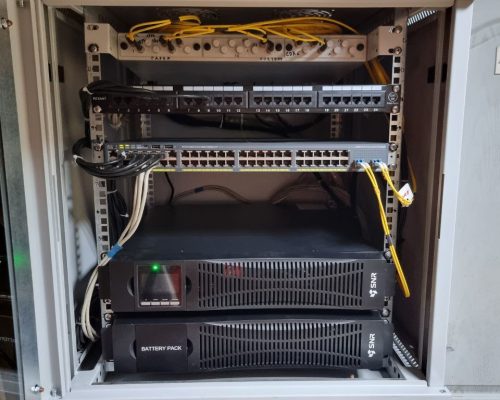 Шкаф с телекоммуникационным оборудованием