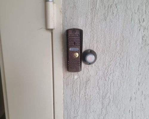 Вызывная панель и считыватель, установленная на запасном выходе